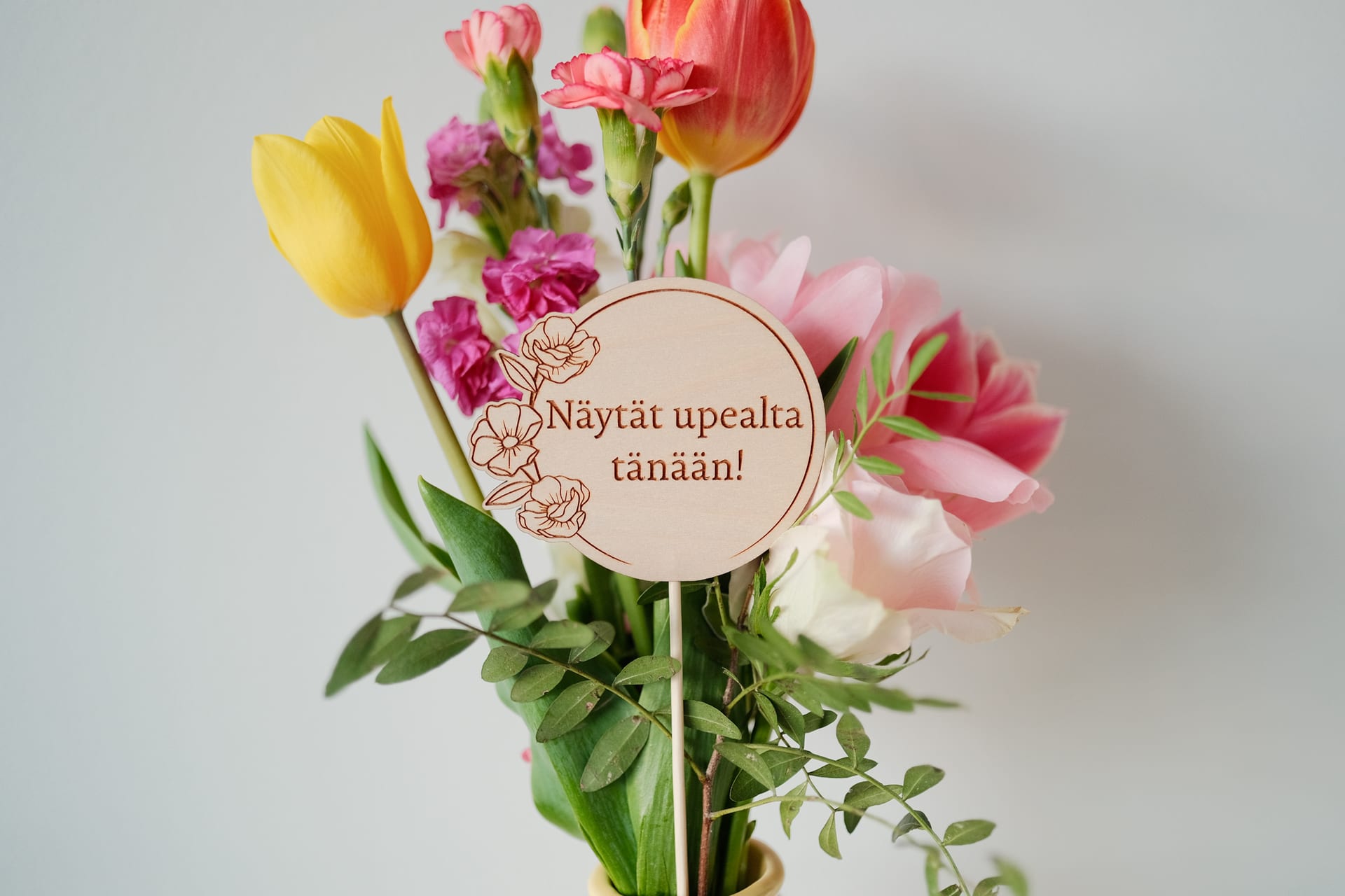 Puiset kukkatikut omalla tekstillä