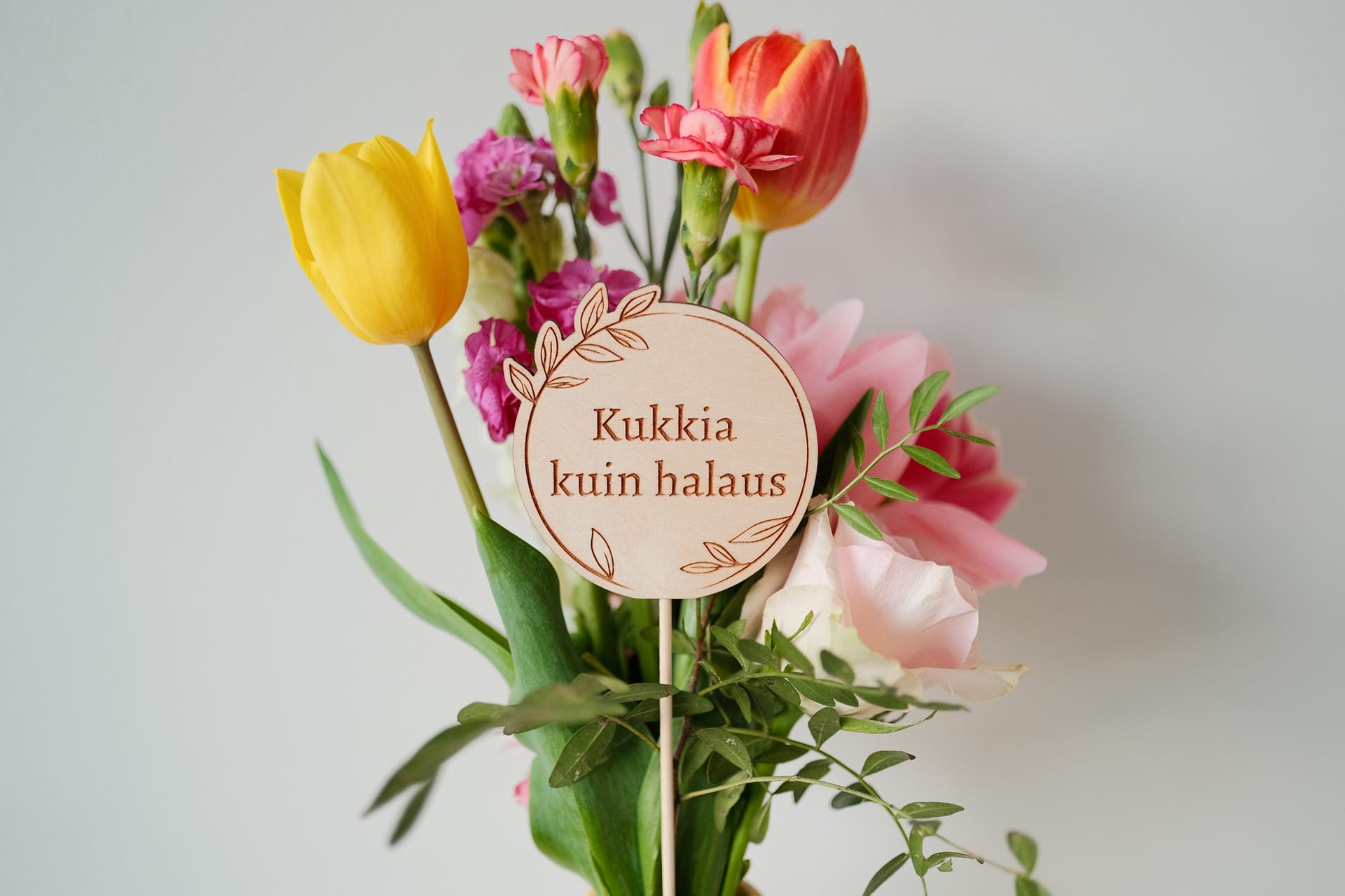 Puiset kukkatikut omalla tekstillä