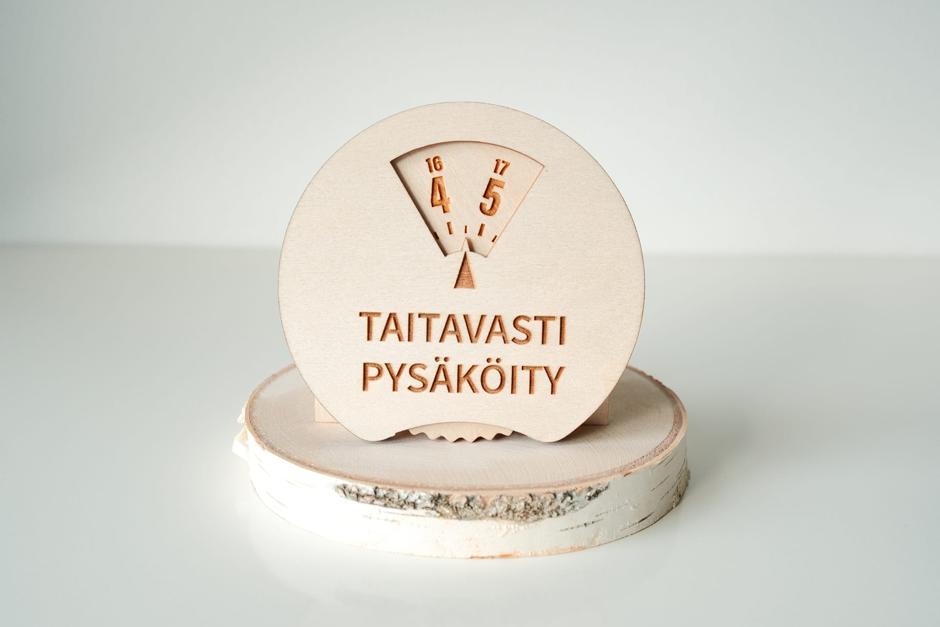 Pyöreät puiset pysäköintikiekot logolla