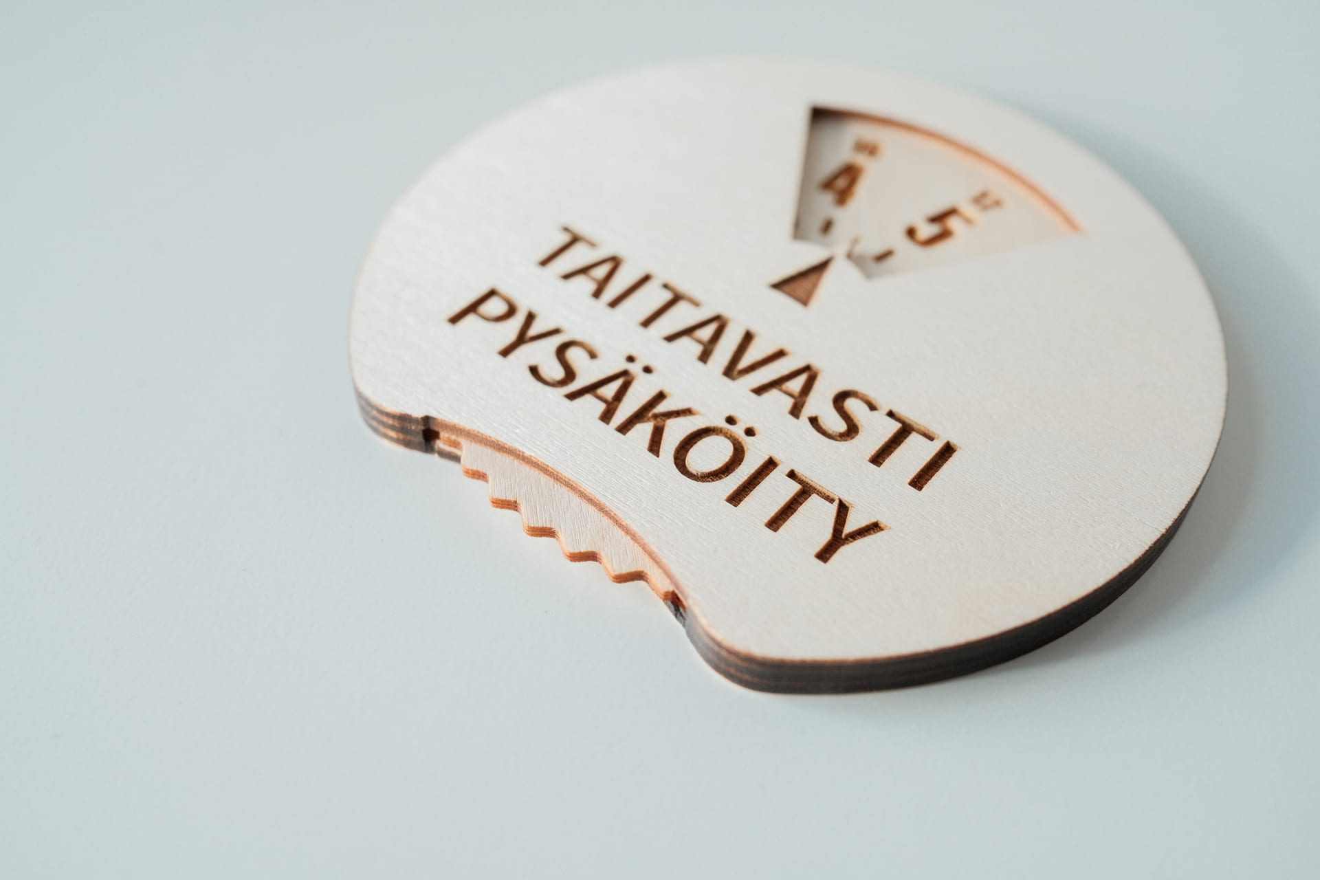 Pyöreät puiset pysäköintikiekot logolla