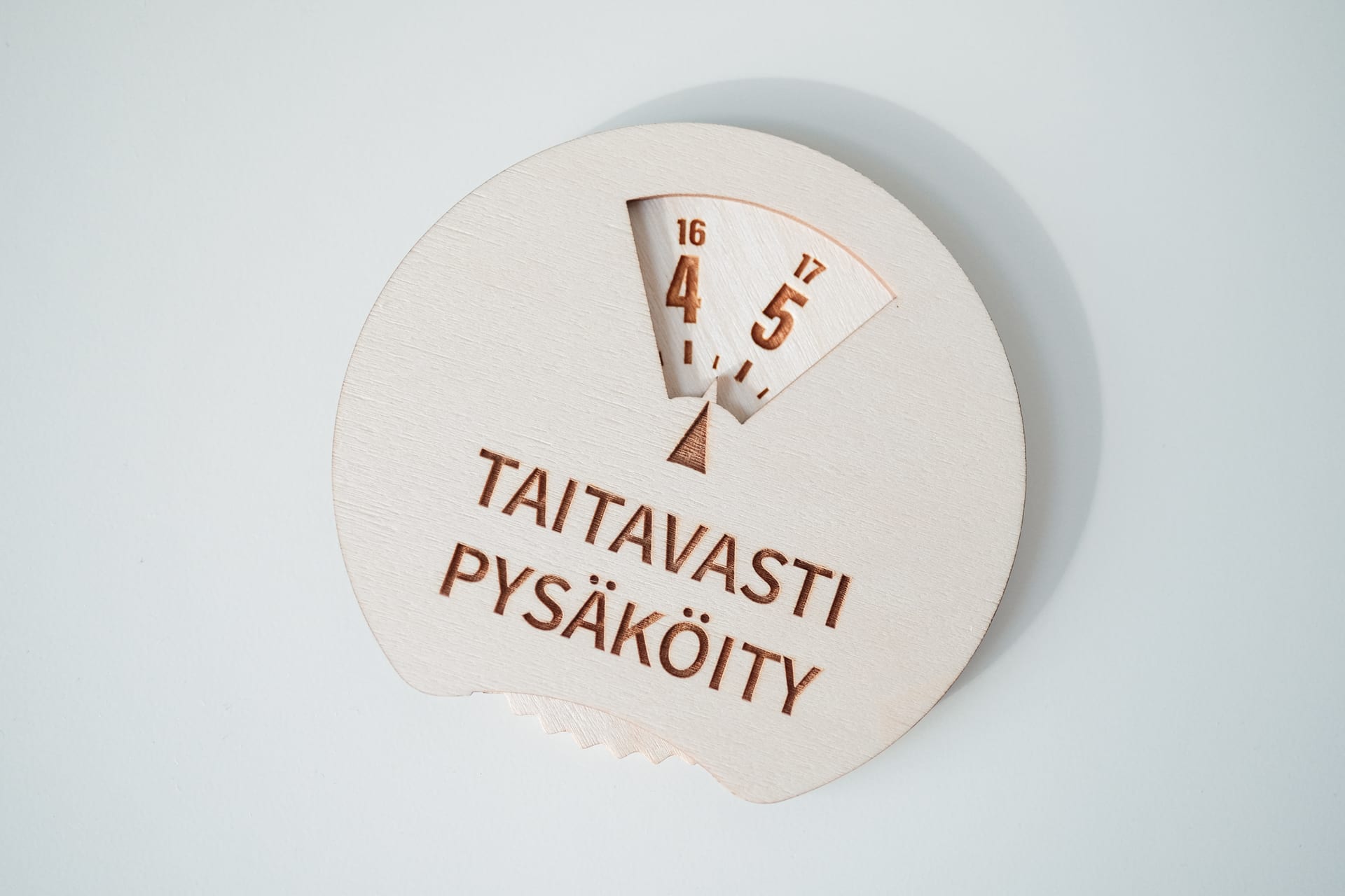 Pyöreät puiset pysäköintikiekot logolla